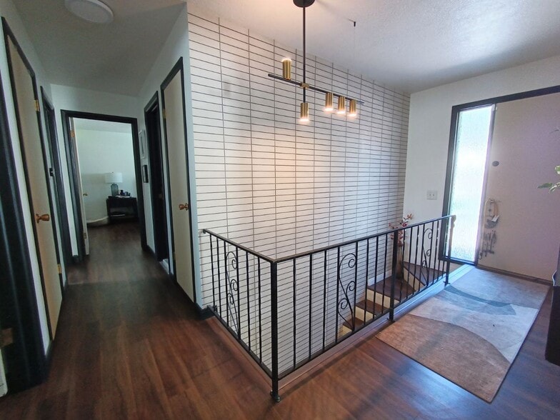 Building Photo - 1656 S Fairway Dr