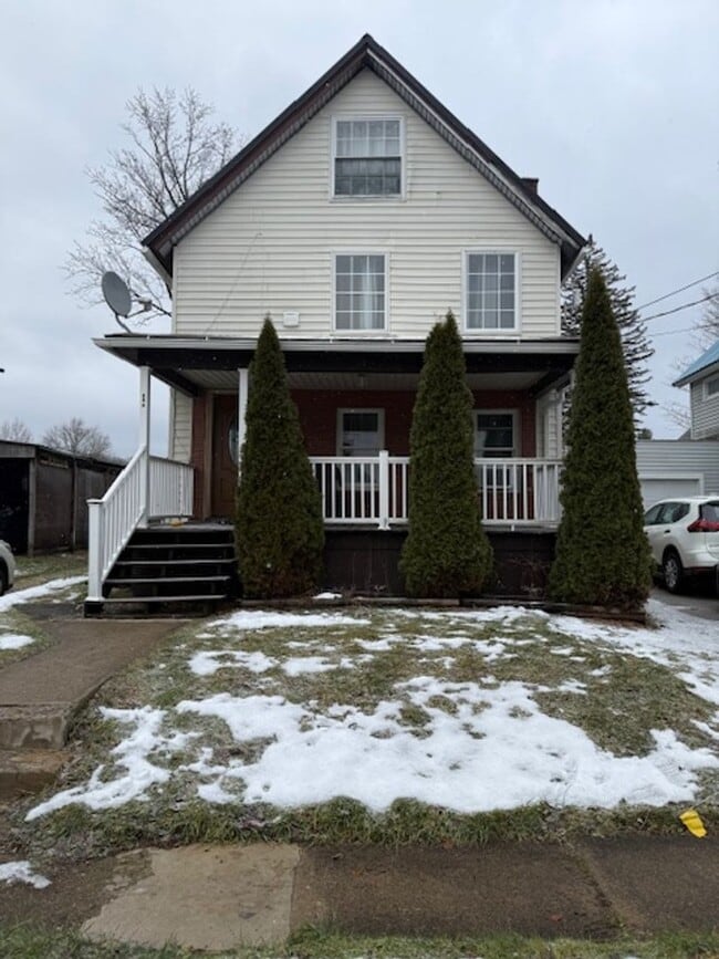 Building Photo - Spacious Three Bedroom, Two Full Bathroom Home with Chef’s Kitchen – Furnished Option Available!