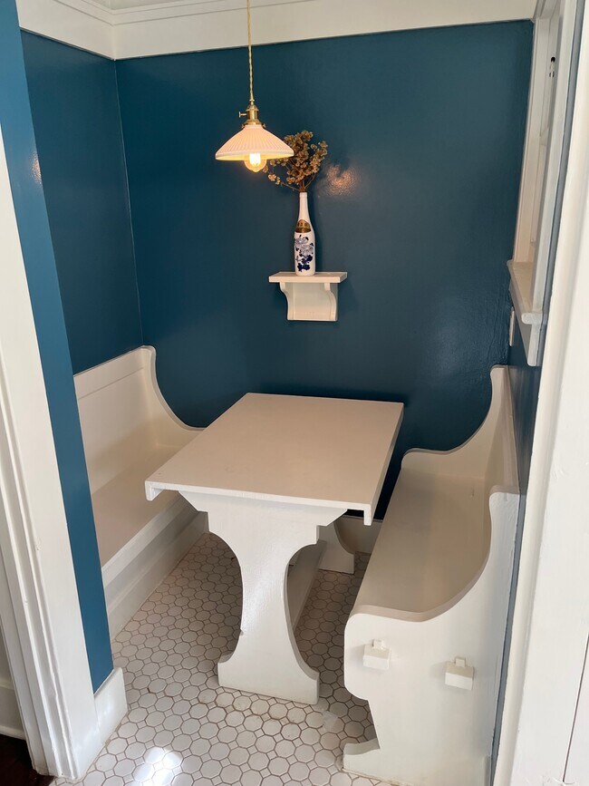 Breakfast Nook - 810 Crestmoore Pl