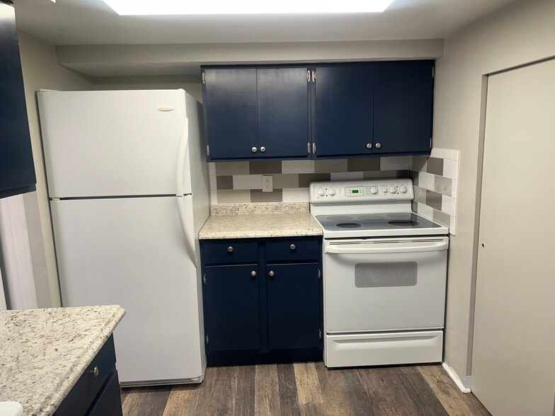 Building Photo - 449 Center St