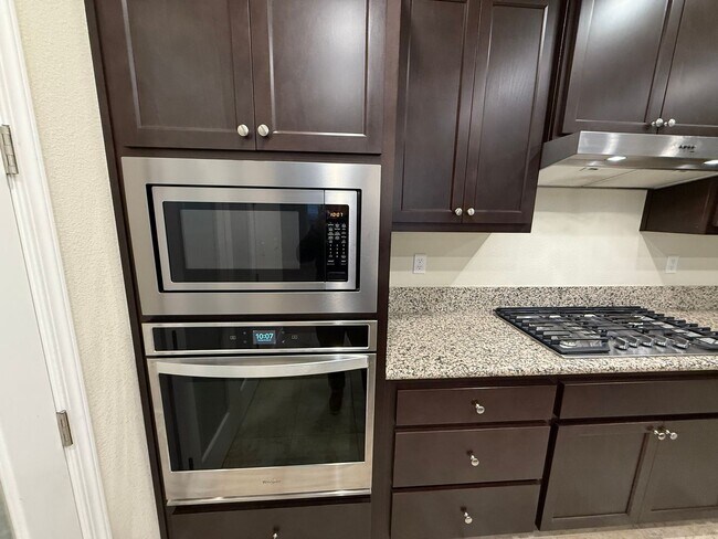 Building Photo - 2021 built two story in Oakdale!