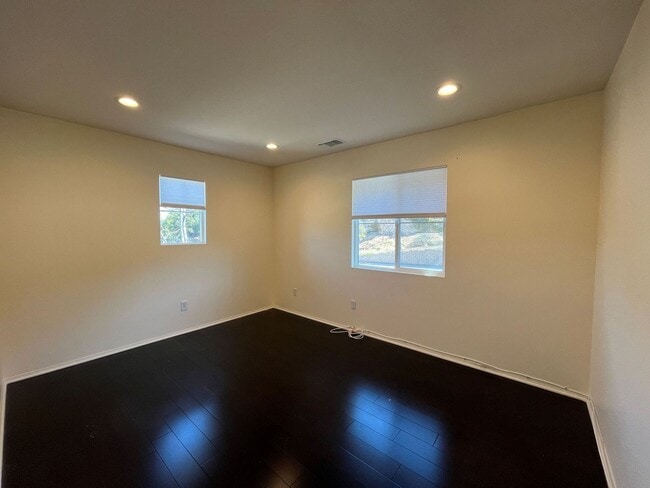 Building Photo - Newbury Park 3+2.5 w/bonus room + upgrades!