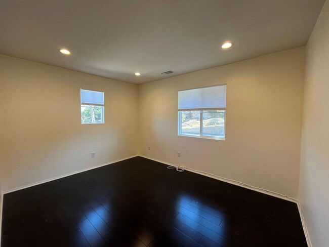 Building Photo - Newbury Park 4+2.5 on cul-de-sac w/upgrades!