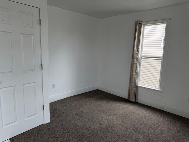Building Photo - 4 Bedroom updated home in Grand Rapids