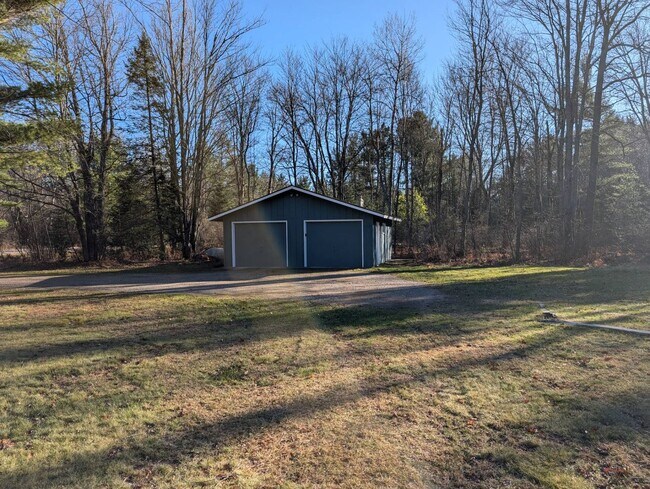 Building Photo - 877 Loon Lake Rd
