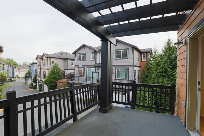 Building Photo - Spacious 3BR/3.5BA Townhome in Desirable E...
