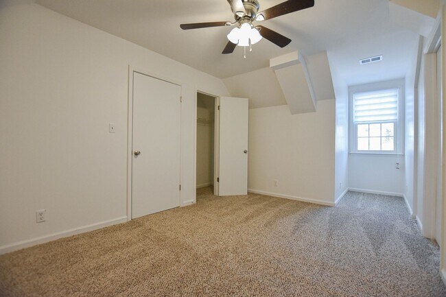 Building Photo - Pet Friendly Three Bedroom!