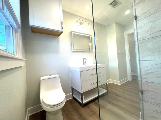 Building Photo - 807 E Riverside Dr