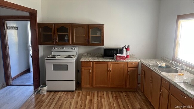 Building Photo - 370 Park Hill Rd