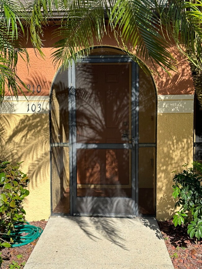 Building Photo - Beautiful Townhome