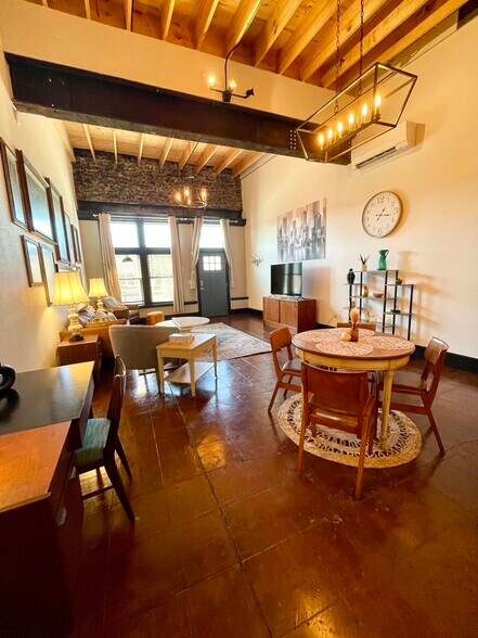 Building Photo - 719 S. Baker St.