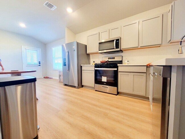 Building Photo - Spacious 4-Bedroom, 2-Bathroom Single Family Home in Austin!