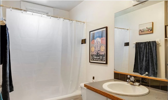 Bath - 603 Mathews St