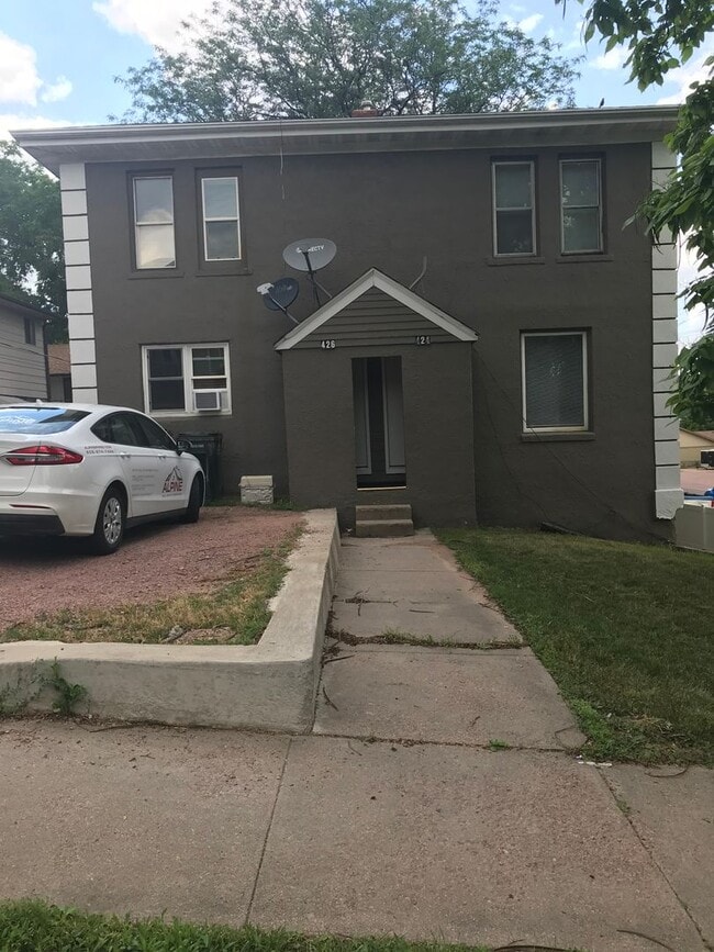 Building Photo - 424 W 6th St