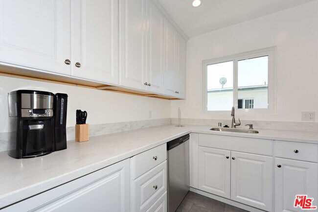 Building Photo - 4035 Inglewood Blvd