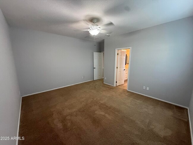 Building Photo - 885 E Cherry Hills Dr