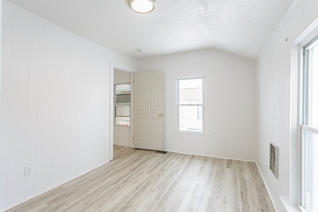 Building Photo - 26 Brockway Pl