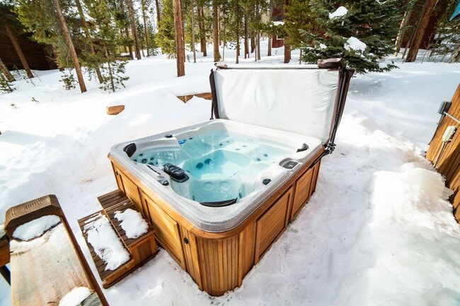 Building Photo - Cabin on Peak 7! 2bed plus loft!  Hot tub!