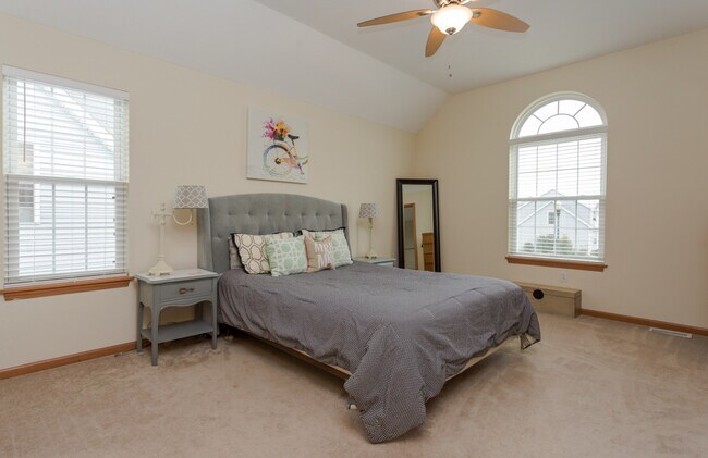 Building Photo - Large 4 bedroom with office space, Springf...