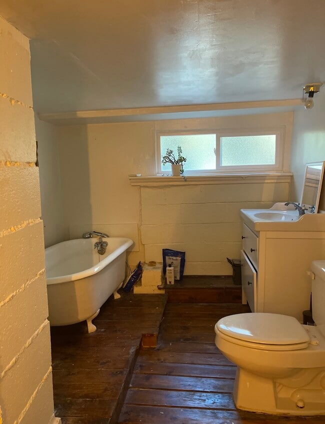 Building Photo - 1279 Oakwood Dr