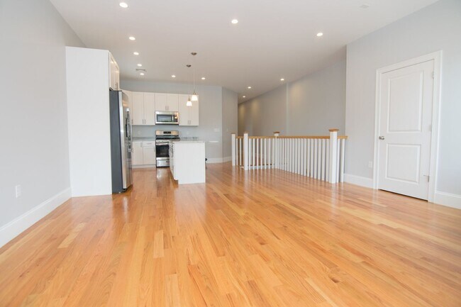 Building Photo - Central Location, In Unit Laundry, Central Heat/AC, Large Unit, Eat-in Kitchen, Parking for Rent