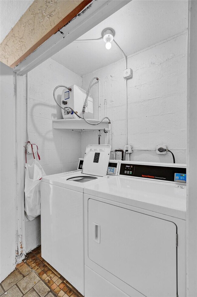 Building Photo - 4218 Inverrary Blvd