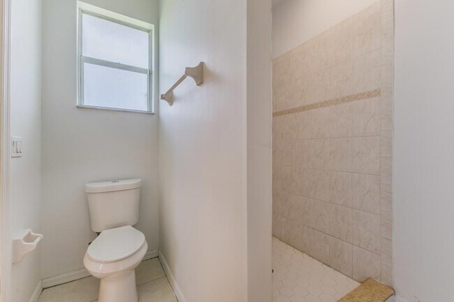 Building Photo - 1400 SW 31st Terrace