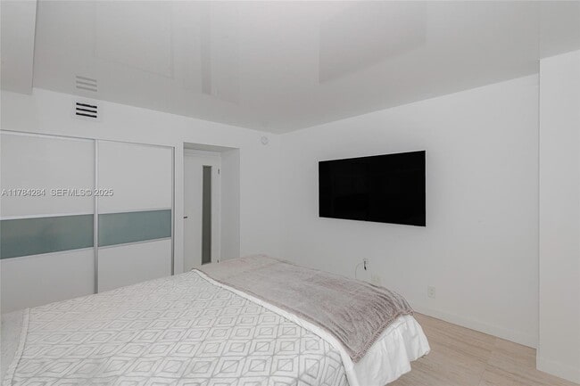 Building Photo - 100 Bayview Dr