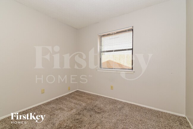 Building Photo - 14912 Oakwood Ln