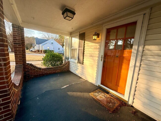 Building Photo - Charming Cape Cod Single Family with inground pool in Norfolk