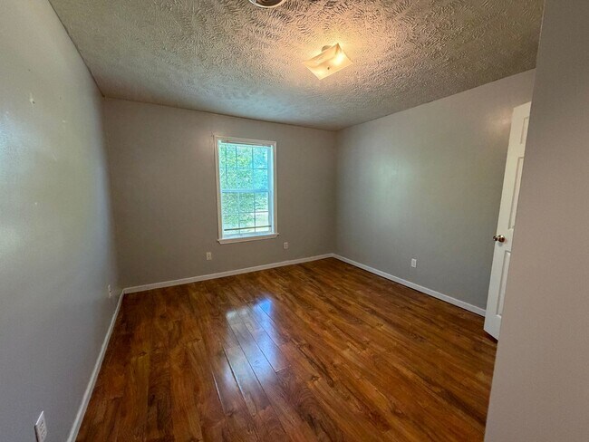 Building Photo - 3-Bedroom Home in Quiet Neighborhood Located in St. Robert, MO!