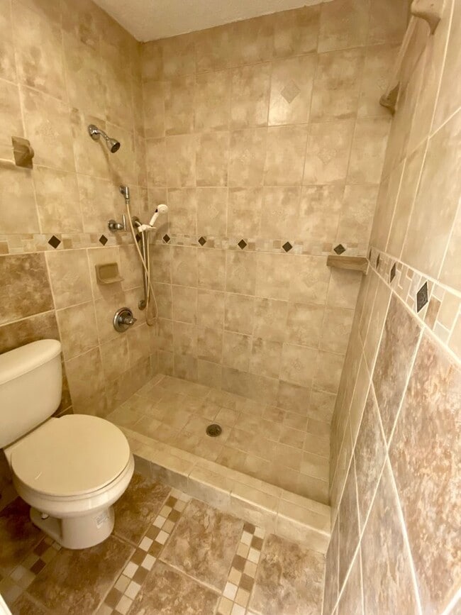 Building Photo - 322 Quail Hollow Dr