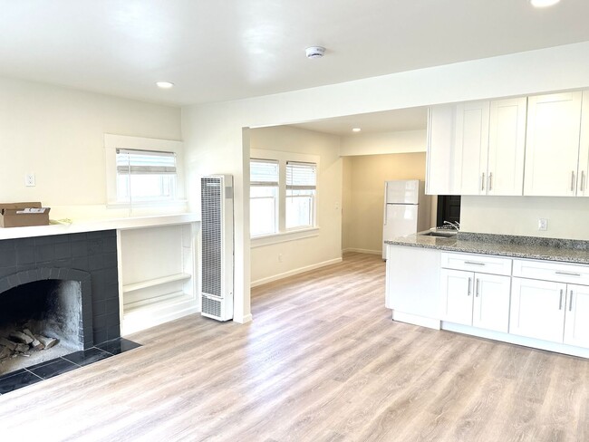 Building Photo - 5 Bed/2 Full Baths W/Washer&Dryer Hook Ups!