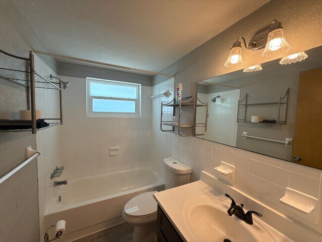 Building Photo - Beautiful 2 bedroom home with fenced in backyard
