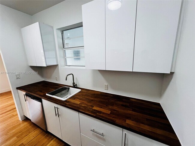 Building Photo - 960 Bay Dr