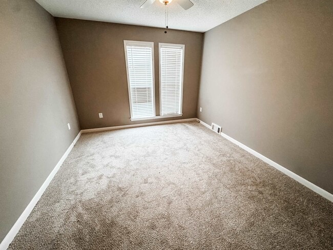 Building Photo - 166 E Lawnwood Dr