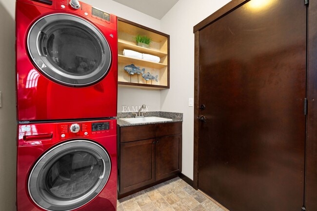 Building Photo - 3 Bedroom, 1.75 Bathroom Home in The Village at Lake Chelan