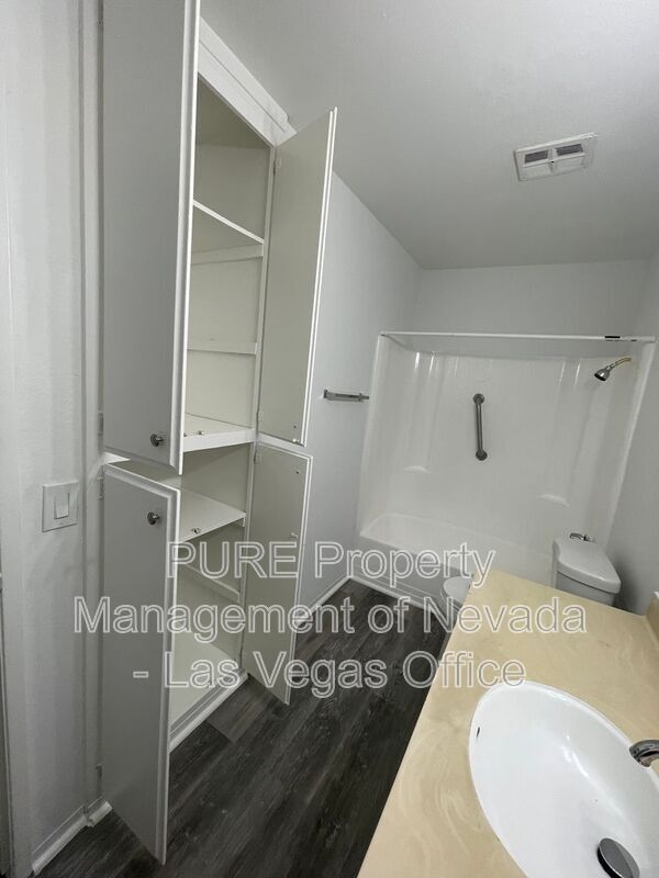 Building Photo - 1405 E Vegas Valley Dr