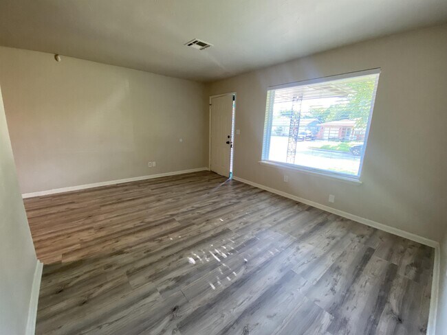Building Photo - 205 S Bristow Ave