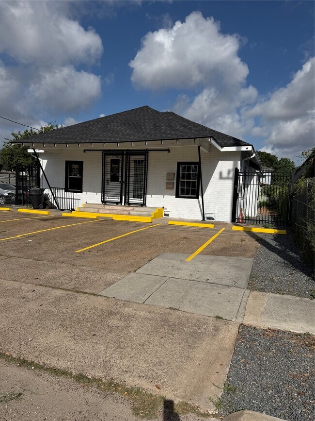 Building Photo - 304 Lockwood Dr