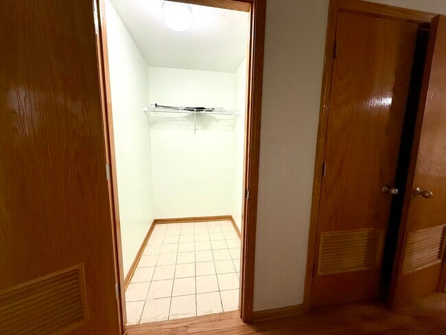 Building Photo - 2207 W Warren Blvd