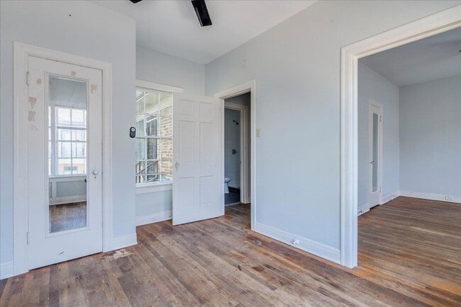 Building Photo - 1916 Robbins Pl