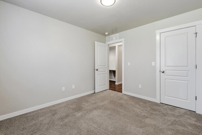 Building Photo - 2662 W Jayton Dr