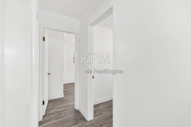 Building Photo - 527 N Lillian Ave