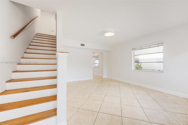 Building Photo - 2332 SW 26th Ln