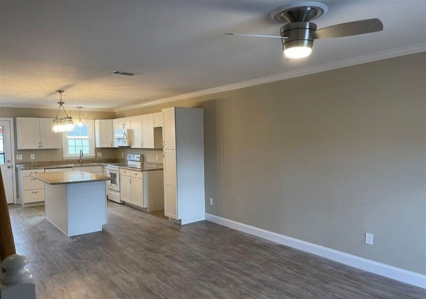 Building Photo - 2220 Oakwood Ln
