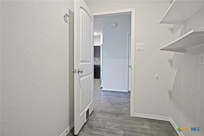 Building Photo - 884 Armadillo Dr