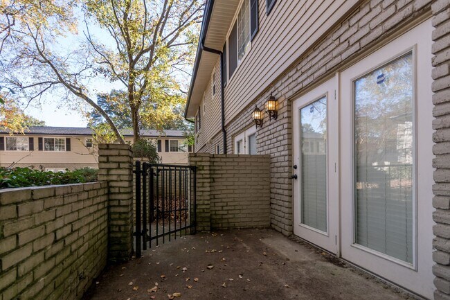 Building Photo - Beautiful 2BR/1.5BA condo in a gated community in the heart of Sandy Springs