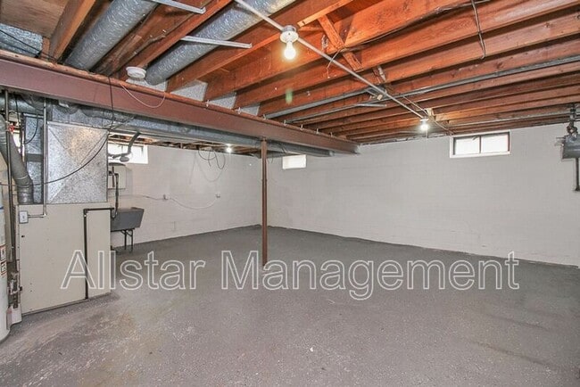 Building Photo - 404 E 215th St