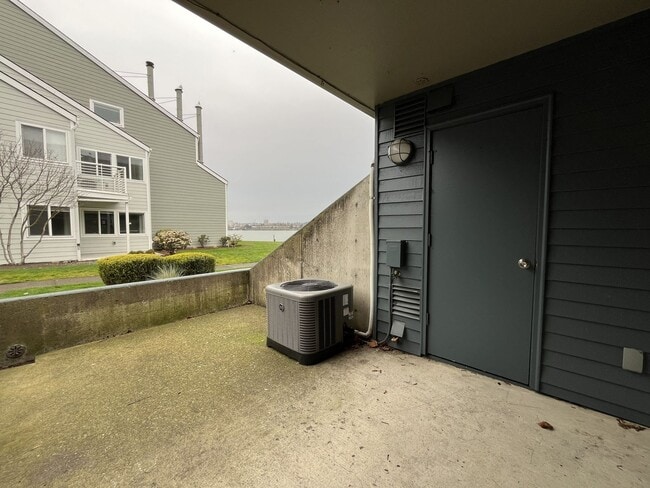 Building Photo - Ground Floor End Unit on Jantzen Beach with River Views & Flexible Living Space